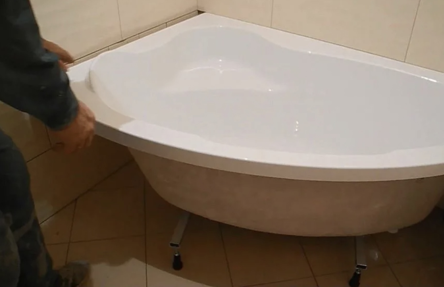 Установка угловой акриловой ванны Установка угловой ванны