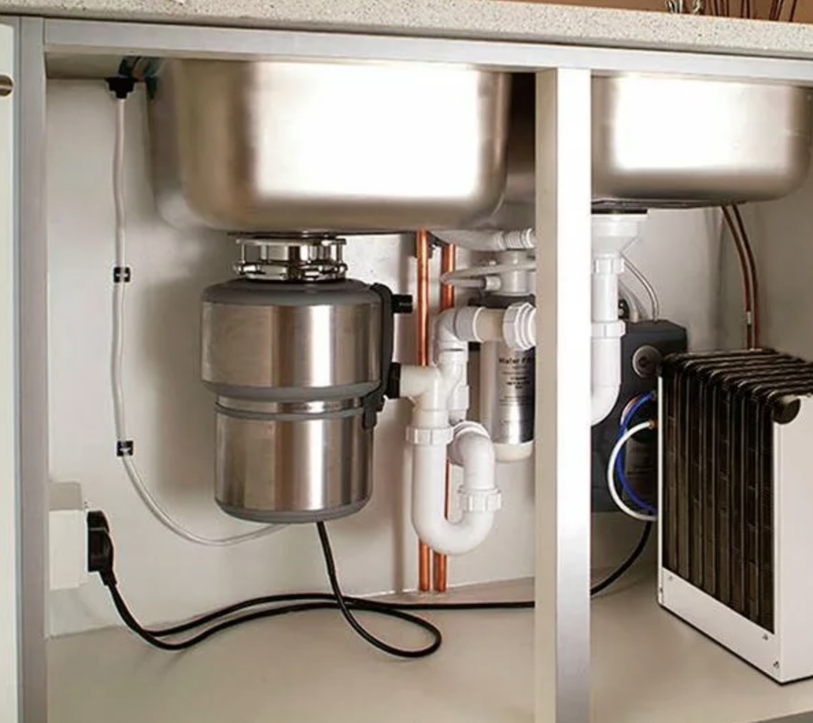 Монтаж измельчителя пищевых отходов на мойку Установка измельчителя пищевых отходов на мойку