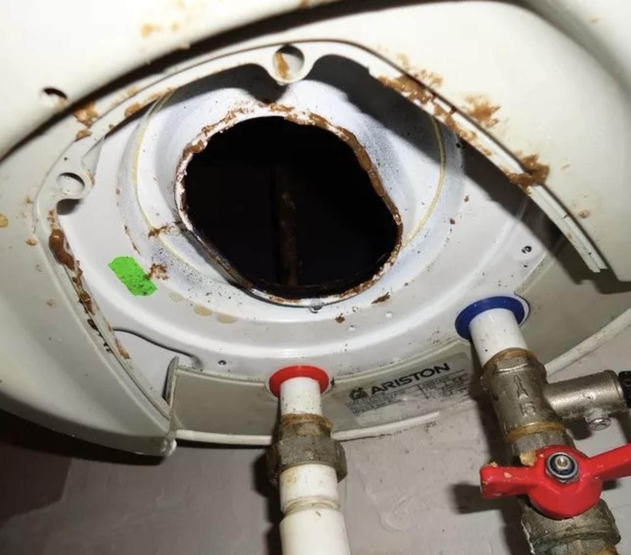 Демонтаж водонагревателя Демонтаж водонагревателя